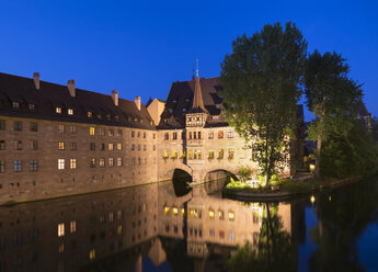 Germany, Nuremberg, Heilig-Geist-Spital on Pegnitz River - SIEF006747