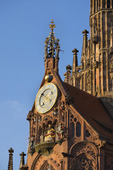 Deutschland, Nürnberg, Uhr und Maennleinlaufen an der Frauenkirche - SIEF006756