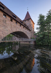 Deutschland, Nürnberg, Kettensteg und Fronveste mit Schlayerturm an der Pegnitz - SIEF006758