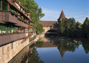 Germany, Nuremberg, Kettensteg and Fronveste with Schlayerturm at Pegnitz River - SIEF006761