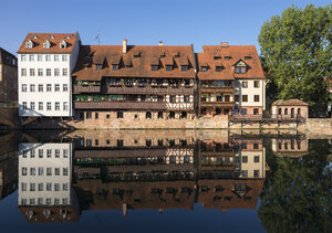 Deutschland, Nürnberg, Häuserzeile an der Pegnitz bei der Maxbrücke - SIEF006762