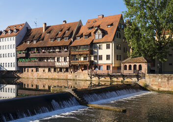 Deutschland, Nürnberg, Häuserzeile an der Pegnitz mit Naegelein-Wehr - SIEF006763