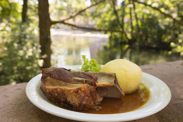 Deutschland, Nürnberg, traditionelles Schweinefleischgericht Schaeufele im Restaurant Kettensteg - SIEF006764