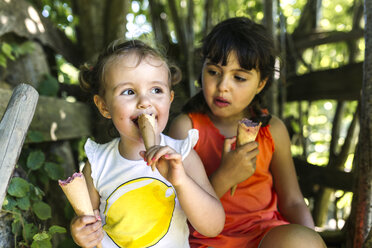 Zwei kleine Schwestern essen Eiscreme - MGOF000583