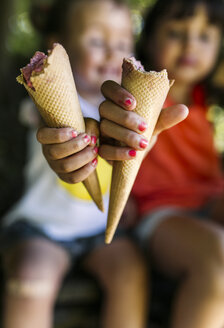 Hände von zwei kleinen Mädchen, die Eistüten halten - MGOF000584