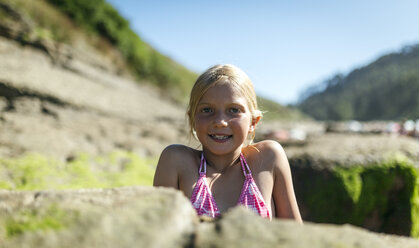 Porträt eines blonden kleinen Mädchens am Strand - MGOF000585