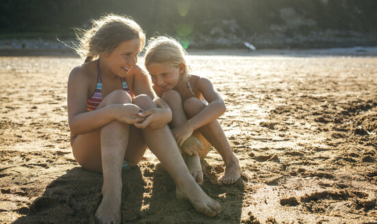 Zwei Schwestern, die zusammen am Strand Spaß haben - MGOF000602