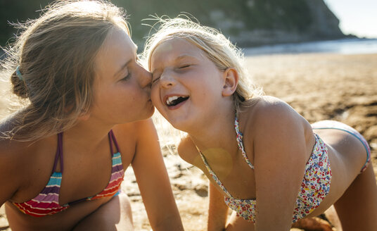 Zwei Schwestern, die zusammen am Strand Spaß haben - MGOF000604
