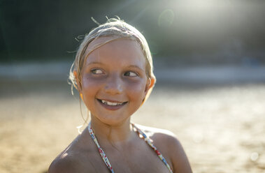 Porträt eines blonden Mädchens mit nassen Haaren am Strand - MGOF000609