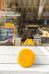 Niederlande, Amsterdam, Delikatessengeschäft, Gouda-Käse - FMK001999