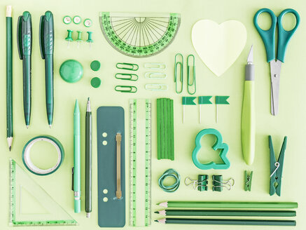 Grünes Büromaterial auf grünem Hintergrund - MELF000070