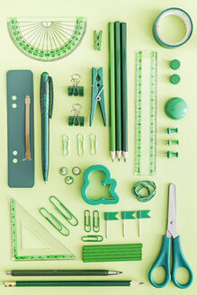 Grünes Büromaterial auf grünem Hintergrund - MELF000069