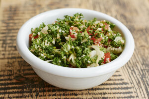 Petersilien-Tabbouleh-Salat, mit Petersilie, Tomaten, Zwiebeln, Bulgur - HAWF000856