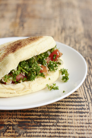 Bazlama, türkisches Fladenbrot mit Petersilientabbouleh-Salat, lizenzfreies Stockfoto