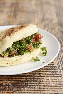 Bazlama, türkisches Fladenbrot mit Petersilientabbouleh-Salat - HAWF000855