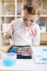 Portrait of little boy with watercolours - JRFF000026