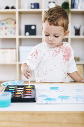Porträt eines kleinen Jungen, der mit Aquarellfarben malt - JRFF000029