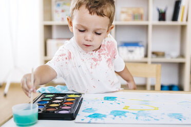 Portrait of little boy painting with watercolours - JRFF000030