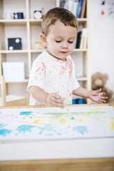 Porträt eines kleinen Jungen, der mit Aquarellfarben malt - JRFF000024