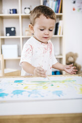 Portrait of little boy painting with watercolours - JRFF000024