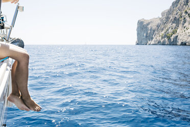 Spanien, Mallorca, Frau sitzt auf Segelboot - JRFF000034