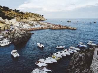 Sommerabend im Yachthafen von Castro in Apulien, Italien - GIOF000096