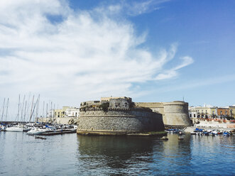 Strahlender Sommertag in der Stadt Gallipoli in Apulien, Italien - GIOF000097