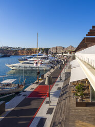 Spanien, Mallorca, El Toro, Blick auf den Yachthafen von Port Adriano - AMF004189