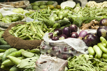 India, Dehli, Vegetables at market stall - MFR000381