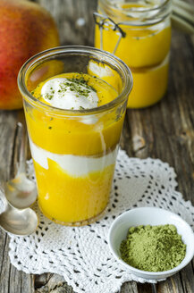 Mango-Joghurt-Dessert im Glas, Matcha-Pulver - ODF001244