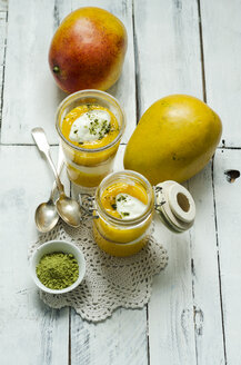 Mango-Joghurt-Dessert im Glas, Matcha-Pulver - ODF001245