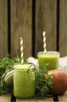 Karotten-Apfel-Smoothie, Einmachglas mit Trinkhalm - ODF001246