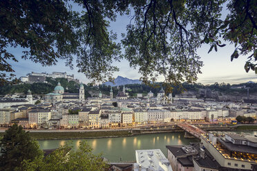 Österreich, Salzburg, Blick auf die Stadt an der Salzach mit der Burg Hohensalzburg im Hintergrund - OPF000074