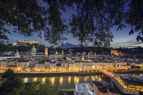 Österreich, Salzburg, Blick auf die Stadt an der Salzach mit der Burg Hohensalzburg im Hintergrund - OPF000075