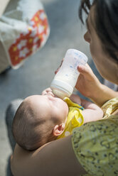 Mother bottle-feeding baby - DEGF000517
