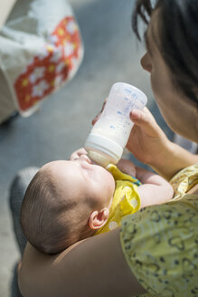 Mutter, die ihr Baby mit der Flasche füttert - DEGF000517