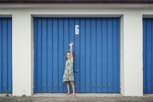 6-jähriges Mädchen vor dem Garagentor mit der Nummer 6 - OPF000080
