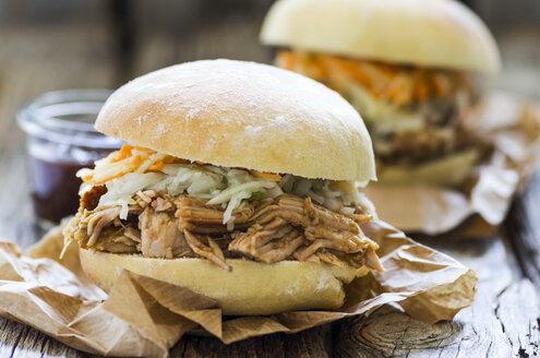 Hausgemachtes Pulled Pork mit Karotten- und Krautsalat auf Hamburger Brötchen - ODF001250