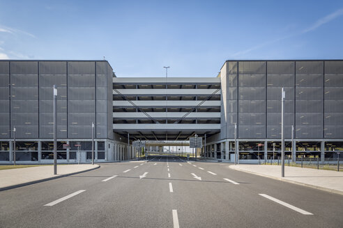 Deutschland, Flughafen Berlin Brandenburg, Parkplatz und leere Straße - NKF000401