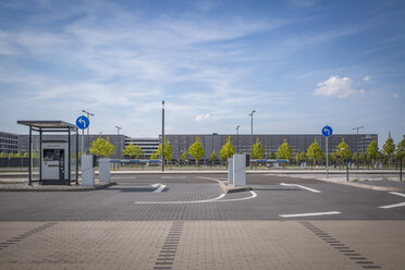 Deutschland, Flughafen Berlin Brandenburg, Schranken eines Parkhauses - NK000402