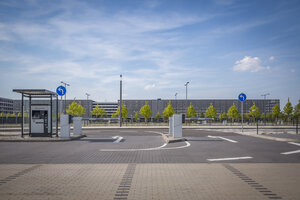 Deutschland, Flughafen Berlin Brandenburg, Schranken eines Parkhauses - NK000402