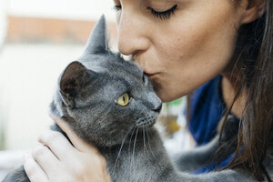 Woman kissing Russian Blue - GEMF000340