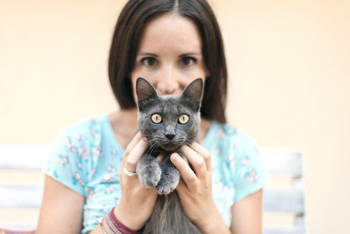 Woman holding Russian Blue - GEMF000344