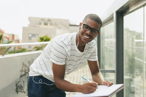 Junger afroamerikanischer Mann lernt Sprache - EBSF000863