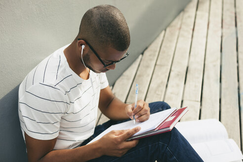 Junger afroamerikanischer Mann lernt Sprache - EBSF000867