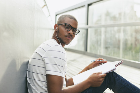 Junger afroamerikanischer Mann lernt Sprache, lizenzfreies Stockfoto