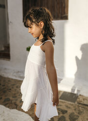 Spanien, Balearische Inseln, Menorca, Binibeca, Porträt eines kleinen Mädchens im Sonnenlicht - MGOF000648