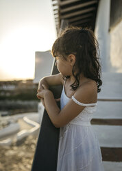 Spanien, Balearische Inseln, Menorca, Binibeca, kleines Mädchen schaut in die Ferne - MGOF000658