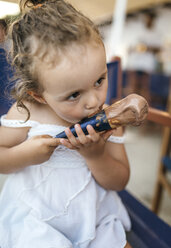 Kleines Mädchen isst Schokoladeneis - MGOF000656