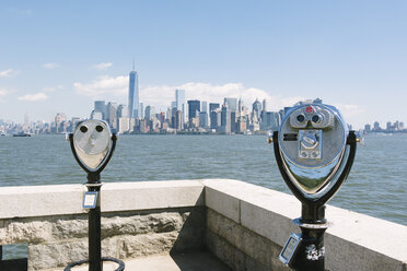 USA, New York City, view to the skyline with two coin operated binoculars in the foreground - GIOF000102